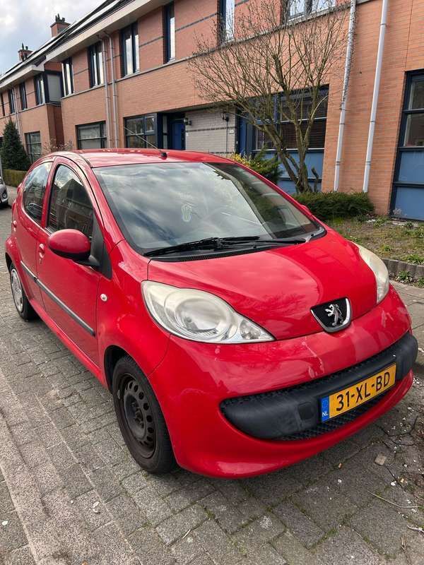 Rood Gebruikt 2007 Peugeot 107 Hatchback | € 2.000 (Eerlijke prijs) - Afbeelding 1/4
