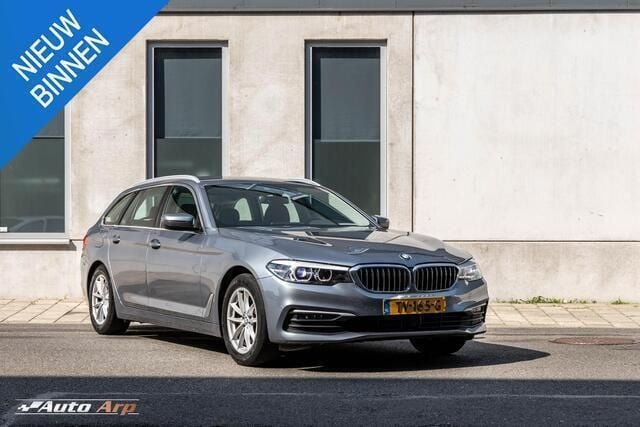 Grijs, metallic lak Gebruikt 2018 BMW 520 Executive Stationwagen | € 26.500 (Goede deal) - Afbeelding 1/4