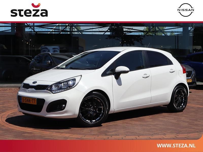 Wit Gebruikt 2014 Kia Rio Plus Hatchback | € 8.249 (Eerlijke prijs) - Afbeelding 1/2