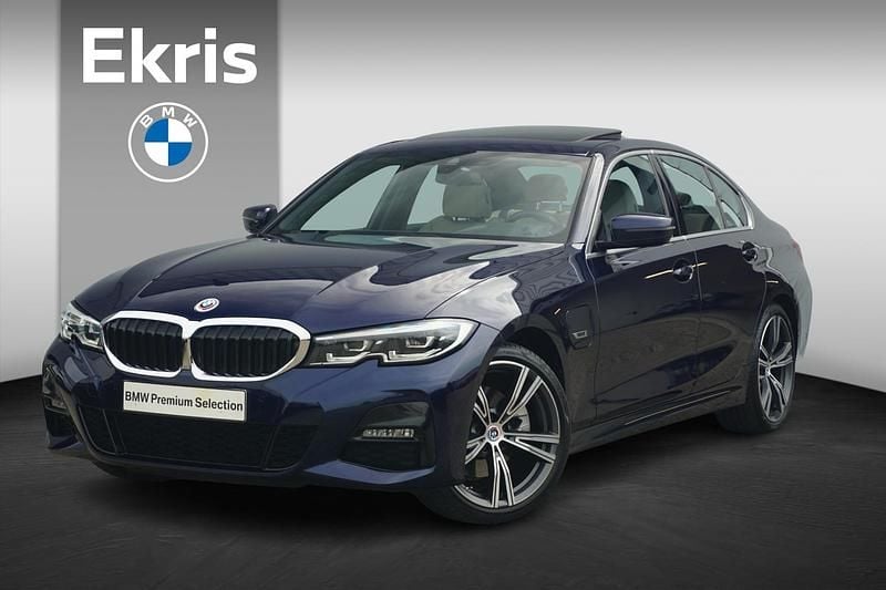 Blauw Gebruikt 2022 BMW 320e Comfort Edition Sedan | € 32.900 (Eerlijke prijs) - Afbeelding 1/4