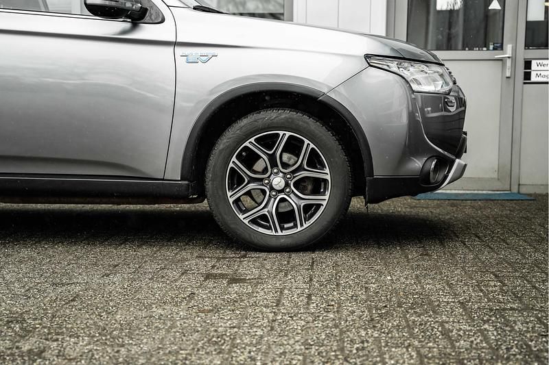 Occasion Mitsubishi Outlander P-HEV Edition 203 PK (149 kW) 2015 Grijs SUV