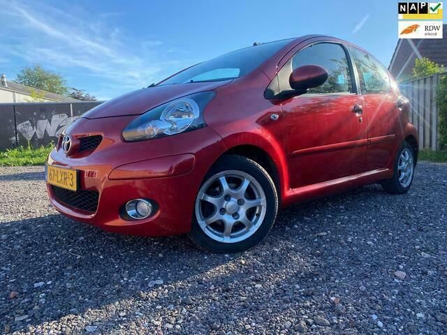 Rood Gebruikt 2010 Toyota Aygo Hatchback | € 3.999 (Goede deal) - Afbeelding 1/4
