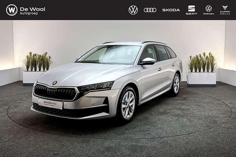 Brilliant silver Occasion 2025 Skoda Octavia Business Line Stationwagen | € 32.890 (Goede deal) - Afbeelding 1/3