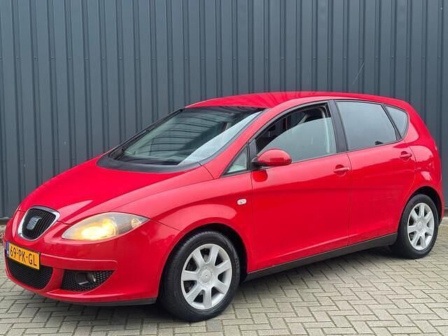 Rood Occasion 2004 Seat Altea Stylance MPV | € 1.295 (Eerlijke prijs) - Afbeelding 1/4