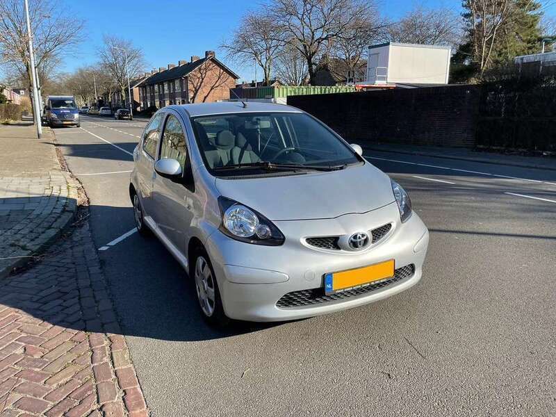 Zilver Gebruikt 2006 Toyota Aygo Hatchback | € 2.600 (Iets duurder) - Afbeelding 1/4