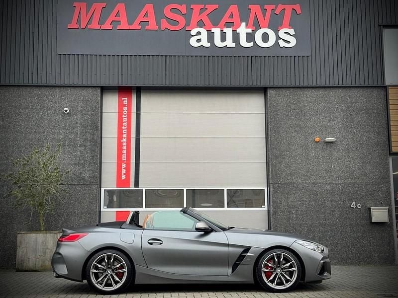 Grijs (mat) Occasion 2021 BMW Z4 M Sport Cabriolet | € 57.500 (Goede deal) - Afbeelding 1/4