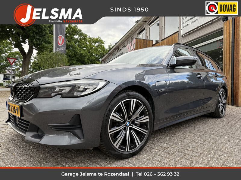 Grijs Gebruikt 2022 BMW 330e Sport Line Stationwagen | € 27.500 (Super prijs) - Afbeelding 1/4