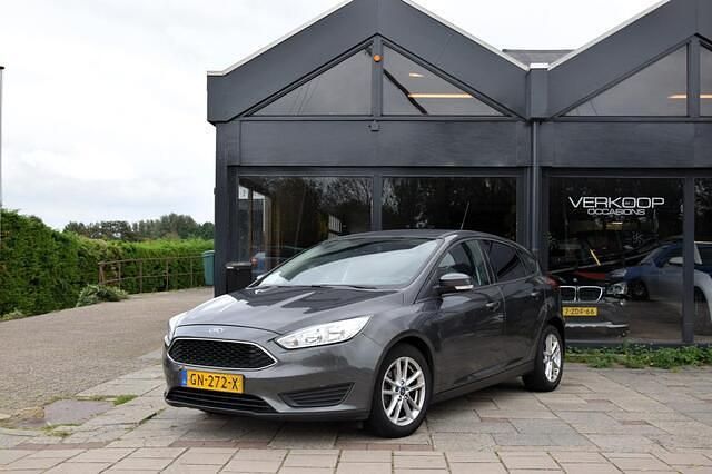 Grijs Gebruikt 2015 Ford Focus Trend Hatchback | € 6.995 (Eerlijke prijs) - Afbeelding 1/4