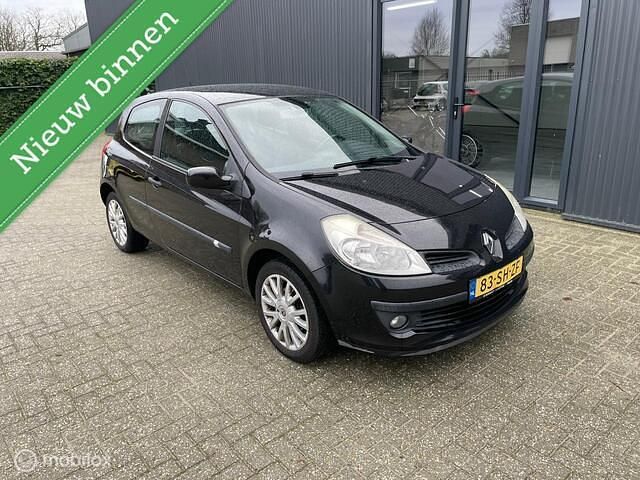 Zwart (metallic) Gebruikt 2006 Renault Clio II Dynamique Hatchback | € 1.999 (Eerlijke prijs) - Afbeelding 1/4