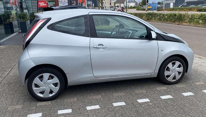 Grijs Gebruikt 2015 Toyota Aygo X-play Hatchback | € 6.500 (Super prijs) - Afbeelding 1/4