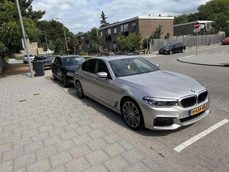 Grijs Gebruikt 2020 BMW 530 Sedan | € 31.500 (Eerlijke prijs) - Afbeelding 1/4
