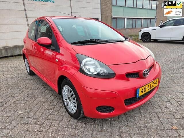 Rood Gebruikt 2010 Toyota Aygo Hatchback | € 1.750 (Goede deal) - Afbeelding 1/4