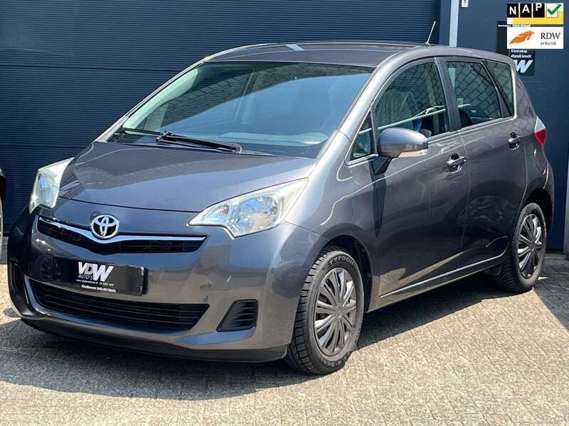 Grijs Gebruikt 2011 Toyota Verso-S Comfort MPV | € 6.450 (Eerlijke prijs) - Afbeelding 1/4
