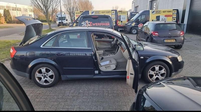 Blauw Gebruikt 2002 Audi A4 Exclusive Sedan | € 1.800 (Eerlijke prijs) - Afbeelding 1/4