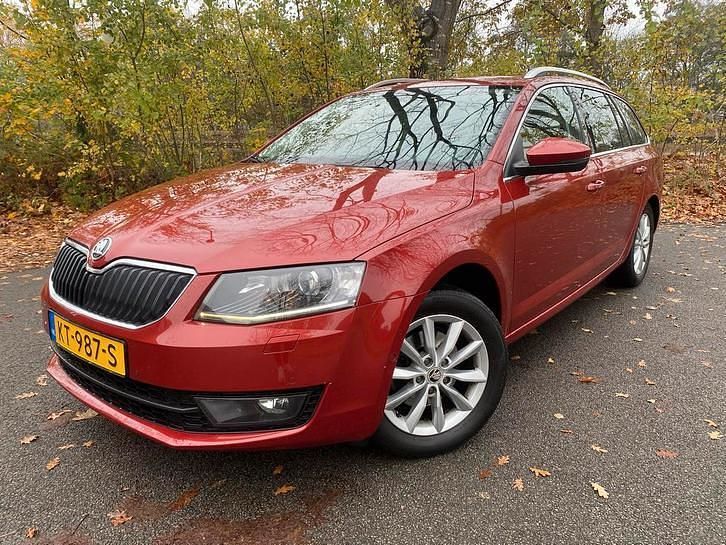 Rood Gebruikt 2016 Skoda Octavia Stationwagen | € 5.999 (Super prijs) - Afbeelding 1/4