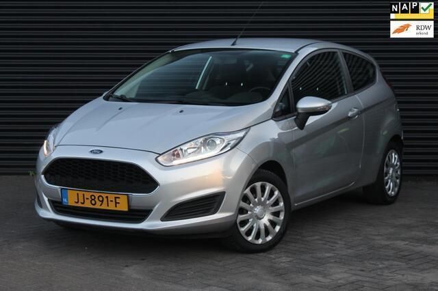 Grijs, metallic lak Gebruikt 2016 Ford Fiesta Style Hatchback | € 4.445 (Eerlijke prijs) - Afbeelding 1/4