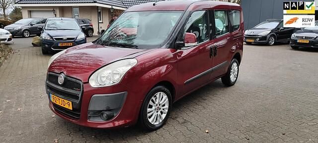 Rood (metallic) Occasion 2012 Fiat Doblò Active MPV | € 4.150 (Eerlijke prijs) - Afbeelding 1/4
