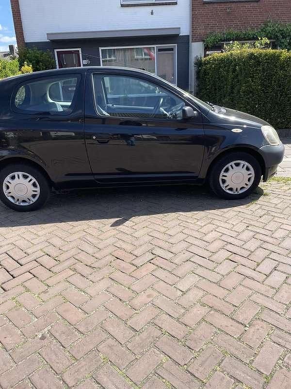 Zwart Gebruikt 2002 Toyota Yaris Hatchback | € 1.050 (Goede deal) - Afbeelding 1/4