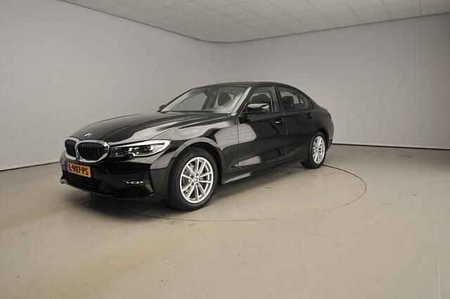 Zwart Occasion 2021 BMW 318 Executive Sedan | € 24.900 (Super prijs) - Afbeelding 1/4