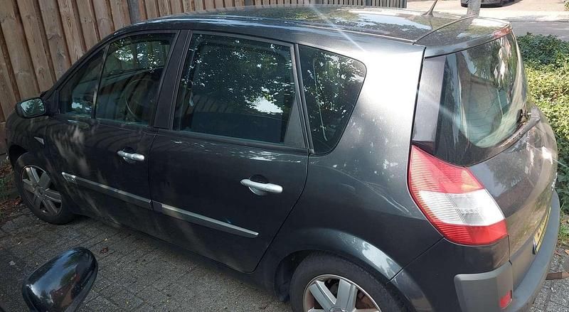 Grijs Gebruikt 2005 Renault Scénic II Luxe MPV | € 750 (Goede deal) - Afbeelding 1/4