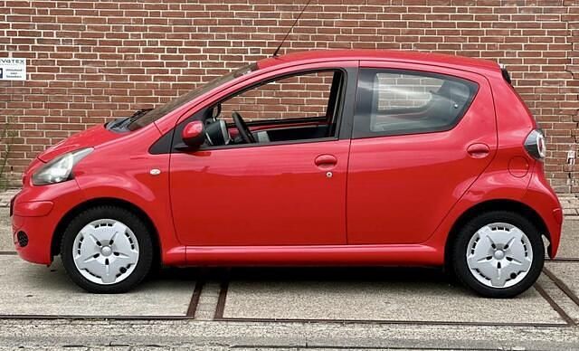 Occasion Toyota Aygo 68 PK (50 kW) 2009 Rood Hatchback