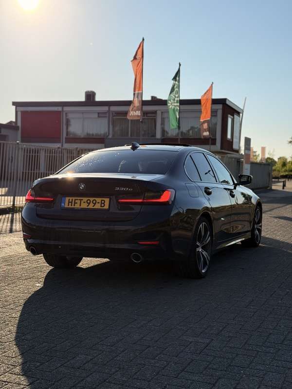 Zwart Gebruikt 2021 BMW 330e Sedan | € 38.750 (Iets duurder) - Afbeelding 1/4