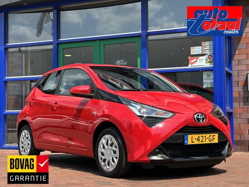 Rood Gebruikt 2021 Toyota Aygo X-play Hatchback | € 16.645 (Eerlijke prijs) - Afbeelding 1/3