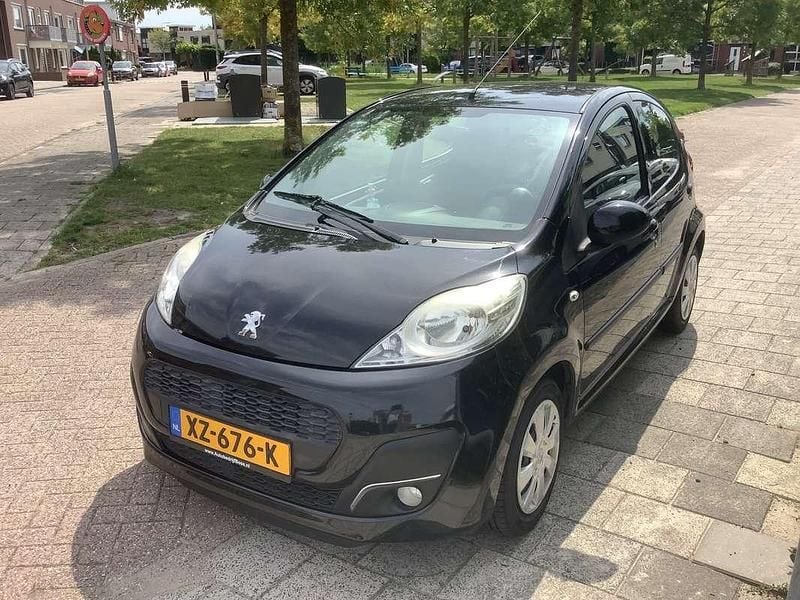 Zwart Gebruikt 2015 Peugeot 107 Active Hatchback | € 4.750 (Eerlijke prijs) - Afbeelding 1/4