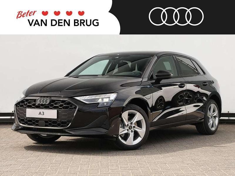 Zwart, metallic lak Nieuw 2025 Audi A3 Sportback Advanced Hatchback | € 43.999 (Eerlijke prijs) - Afbeelding 1/4