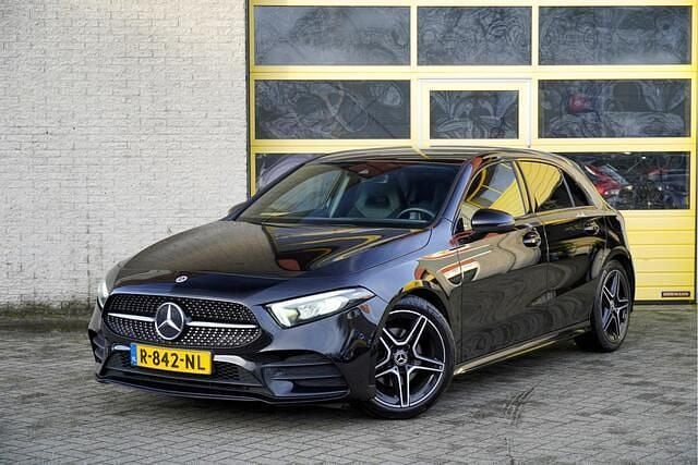 Zwart (metallic) Gebruikt 2022 Mercedes A180 Business Hatchback | € 20.950 (Super prijs) - Afbeelding 1/4