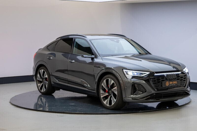Grijs Gebruikt 2023 Audi Q8 e-tron Competition SUV | € 70.945 - Afbeelding 1/4