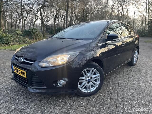 Zwart (metallic) Occasion 2013 Ford Focus Titanium Hatchback | € 2.899 (Goede deal) - Afbeelding 1/4