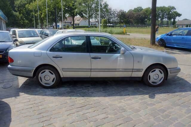Grijs Gebruikt 1998 Mercedes E280 Avantgarde Sedan | € 1.895 - Afbeelding 1/4