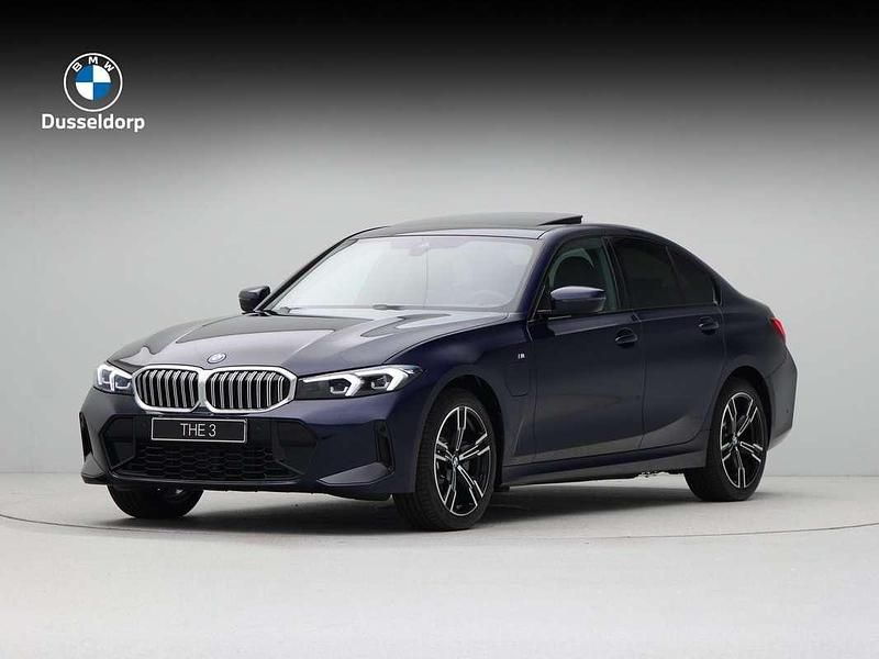 Blauw Nieuw 2025 BMW 330e M Sport Sedan | € 66.974 (Goede deal) - Afbeelding 1/4