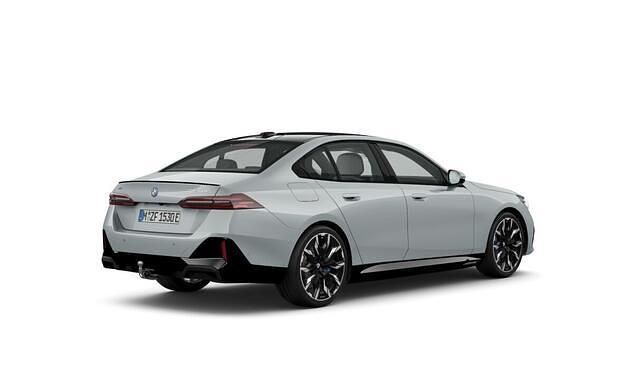 Nieuw BMW 550e M Sport 313 PK (230 kW) 2026 Grijs Sedan