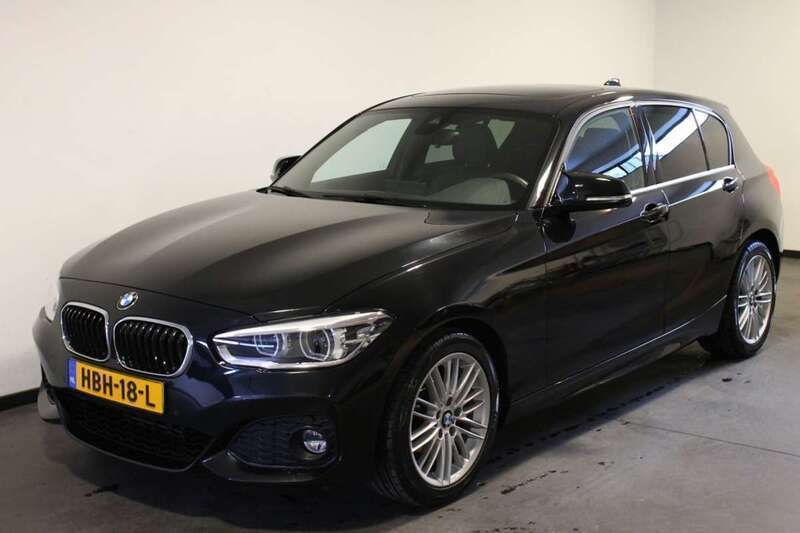 Zwart, andere lak Gebruikt 2018 BMW 118 Efficient Dynamics Hatchback | € 21.450 (Eerlijke prijs) - Afbeelding 1/4