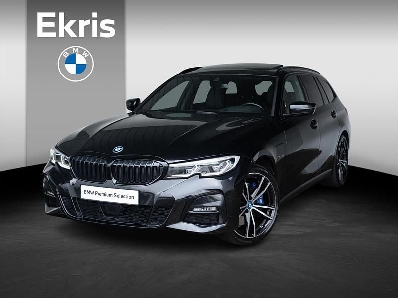 Zwart (metallic) Gebruikt 2022 BMW 330e Comfort Edition Stationwagen | € 36.450 (Eerlijke prijs) - Afbeelding 1/4