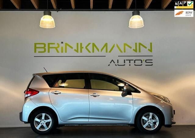 Grijs Gebruikt 2012 Subaru Trezia Comfort MPV | € 5.950 - Afbeelding 1/4