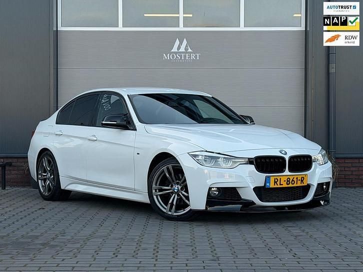 Wit Occasion 2018 BMW 318 Executive Sedan | € 16.950 (Eerlijke prijs) - Afbeelding 1/4