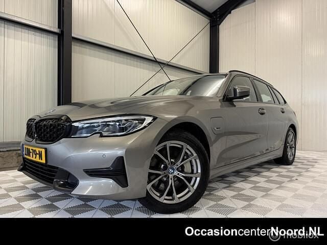 Grijs Gebruikt 2022 BMW 330 Sport Line Stationwagen | € 29.480 (Super prijs) - Afbeelding 1/4