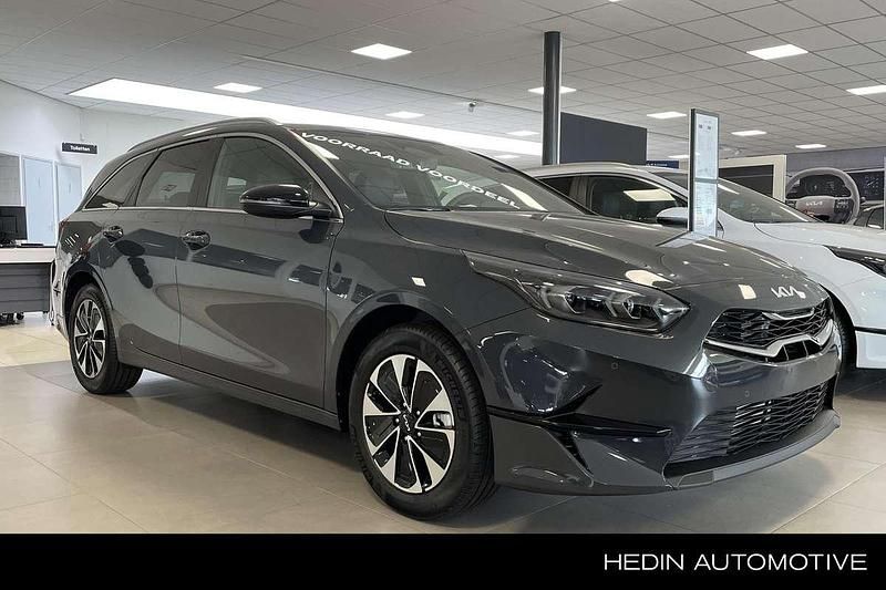 Zwart, metallic lak Nieuw 2025 Kia Ceed Sportswagon Stationwagen | € 30.090 (Eerlijke prijs) - Afbeelding 1/4