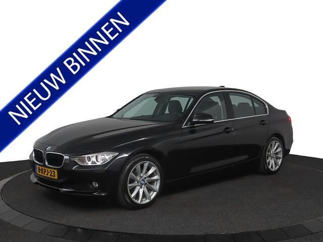 Zwart Gebruikt 2013 BMW 320 Efficient Dynamics Sedan | € 10.750 (Eerlijke prijs) - Afbeelding 1/4