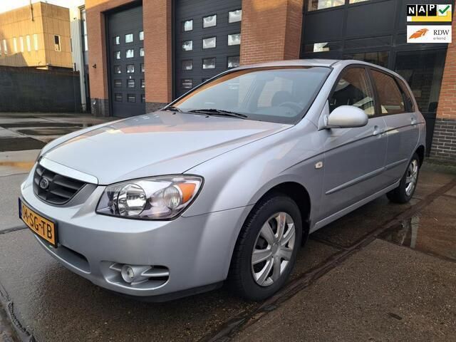 Grijs Gebruikt 2006 Kia Cerato EX Hatchback | € 2.555 (Eerlijke prijs) - Afbeelding 1/4