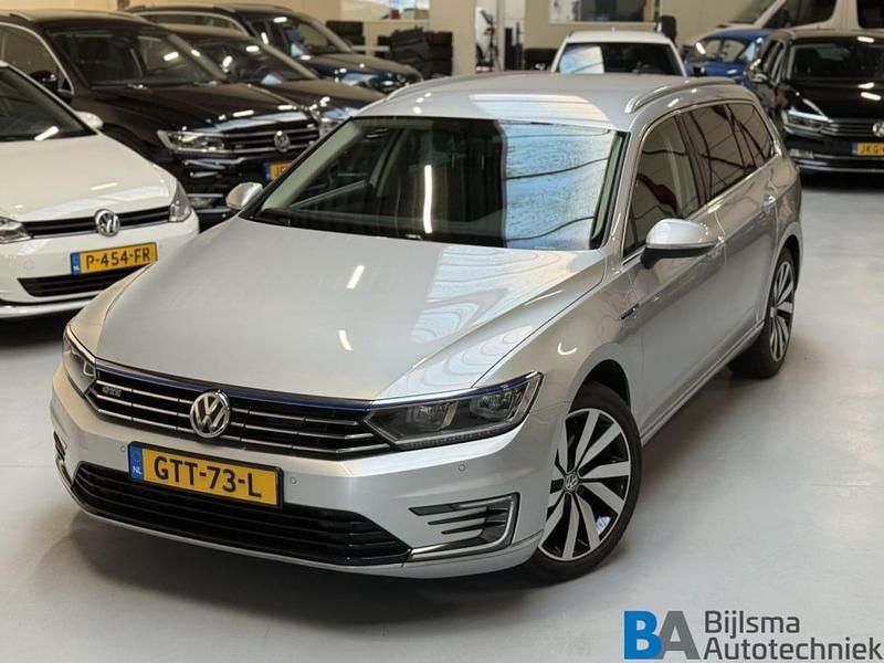 Grijs (metallic) Occasion 2016 VW Passat GTE Stationwagen | € 14.950 (Super prijs) - Afbeelding 1/4
