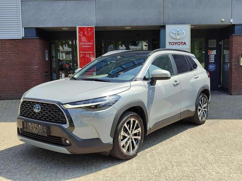 Grijs, metallic lak Gebruikt 2022 Toyota Corolla Cross Style SUV | € 34.900 (Duur) - Afbeelding 1/4