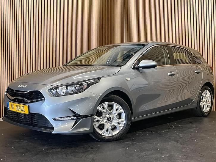 Grijs Occasion 2022 Kia Ceed Hatchback | € 18.895 (Goede deal) - Afbeelding 1/2