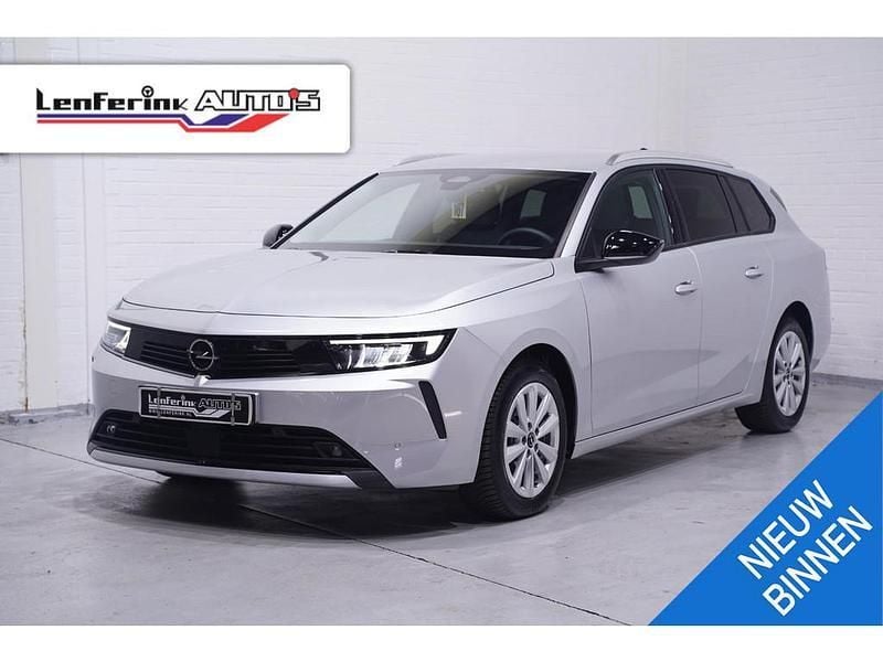Grijs, metallic lak Gebruikt 2021 Opel Astra Elegance Stationwagen | € 32.850 (Goede deal) - Afbeelding 1/4
