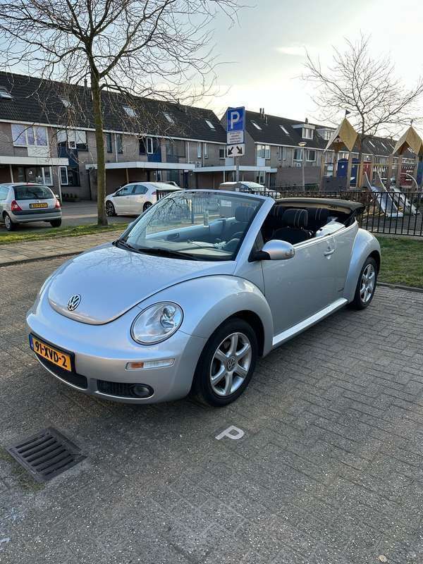 Grijs Gebruikt 2010 VW Beetle Trendline Cabriolet | € 7.499 (Eerlijke prijs) - Afbeelding 1/4