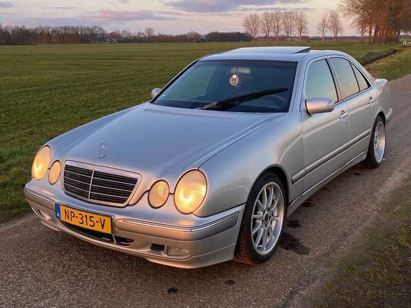 Grijs Gebruikt 2000 Mercedes E200 Classic Sedan | € 4.000 - Afbeelding 1/3