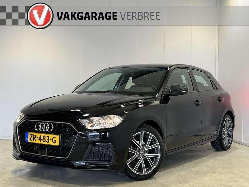 Zwart, metallic lak Gebruikt 2019 Audi A1 Sportback Design Hatchback | € 16.440 (Eerlijke prijs) - Afbeelding 1/4
